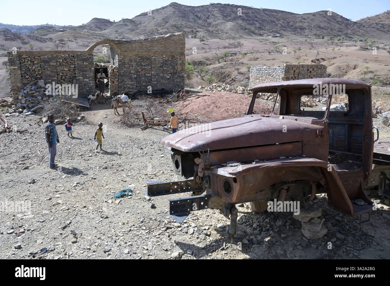 ÄTHIOPIEN, Tigray, Dorf SHEWEATE HUGUM, Tigray war 2020-2022 zwischen Truppen, die mit der äthiopischen Bundesregierung und Eritrea verbündet sind, und der Tigray Volksbefreiungsfront TPLF, zerstörte den russischen Armeefahrzeuge der eritreischen Truppen Ural 4320 / Äthiopien, Tigray, Folgen des Tigray Kriege 2020-2022, im Krieg von der TPLF zerstörte Armeefahrzeuge der eritreischen Truppen Stockfoto