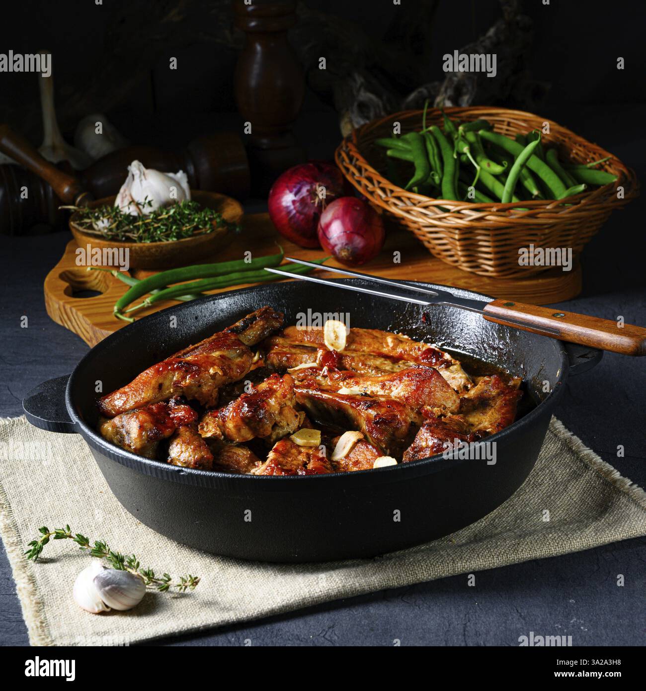 Herzhafte Schweinerippchen mit Knoblauch und Grillsoße Stockfoto