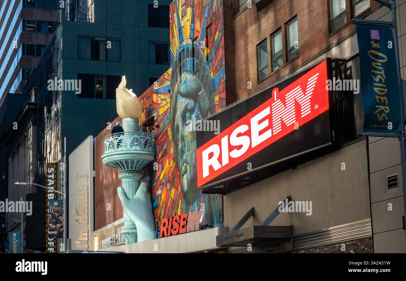 RiseNY ist eine interaktive Fahrt und Attraktion am Times Square, New York City, USA 2025 Stockfoto