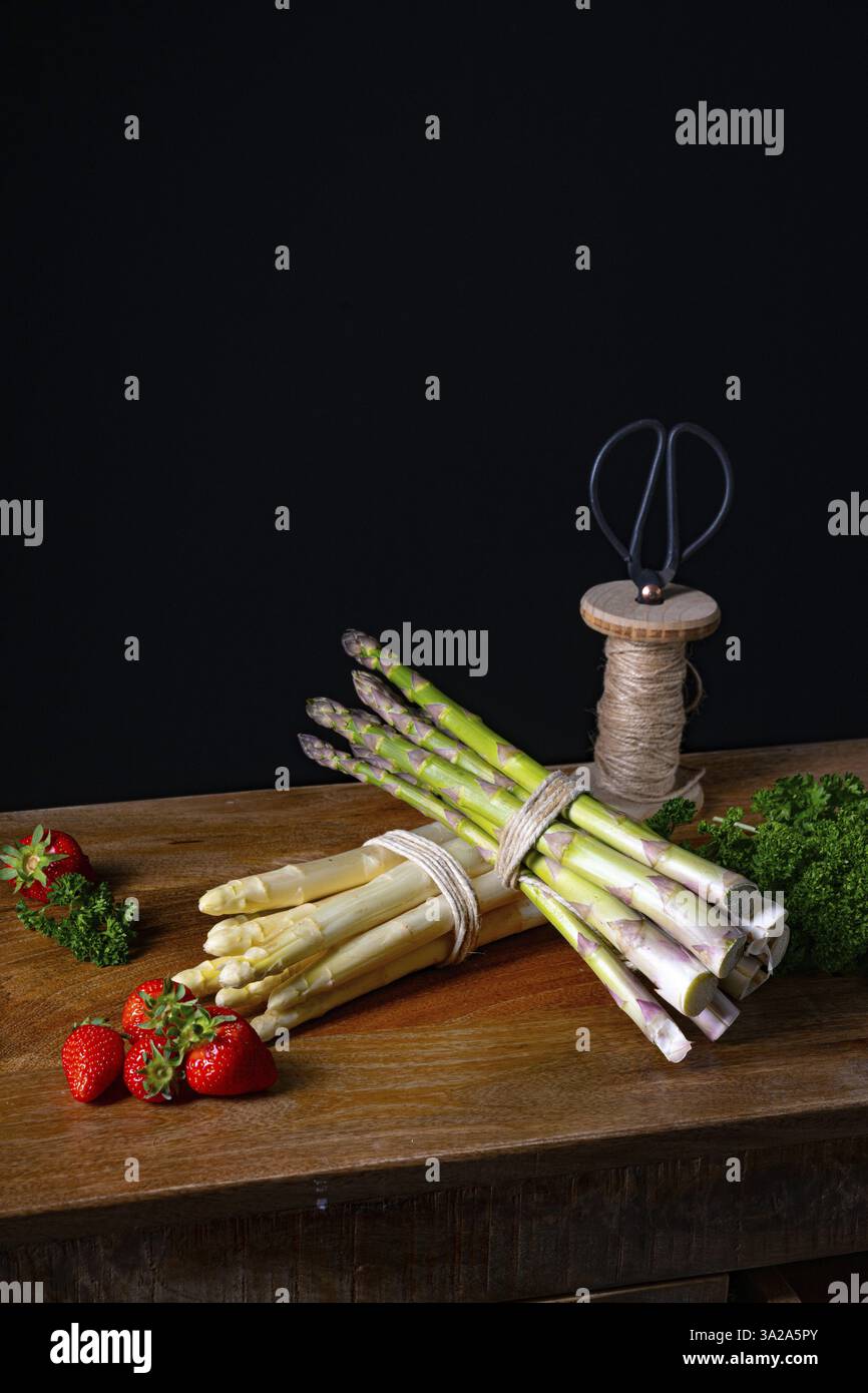 Grüner und weißer Spargel auf dem Tisch Stockfoto