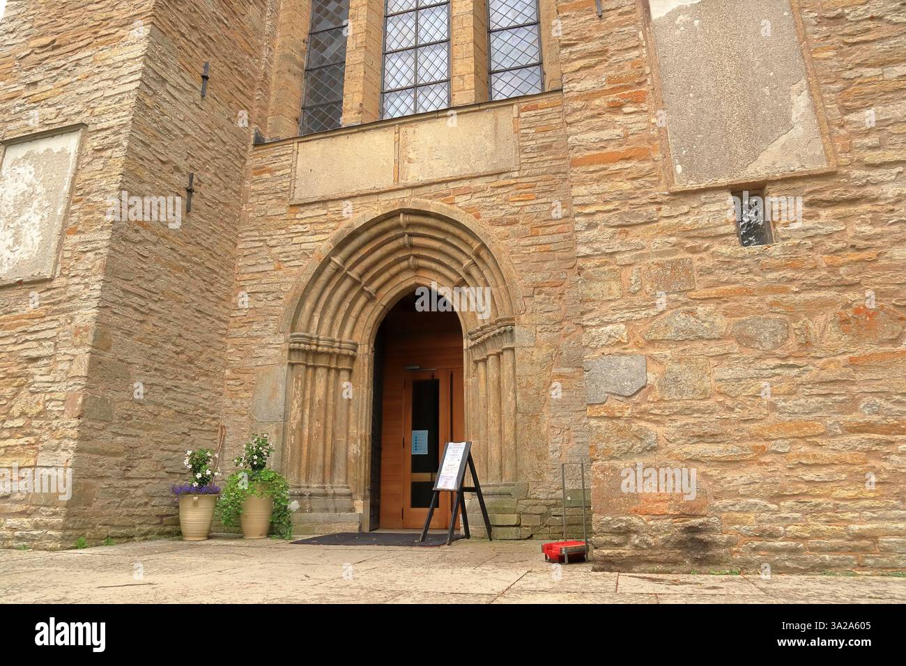 Kloster Varnhem. Teil der alten Abtei. Eingangs- und Ausgangstür. Altes Steingebäude. Älteste Teile aus dem Jahr 1150. Stockfoto