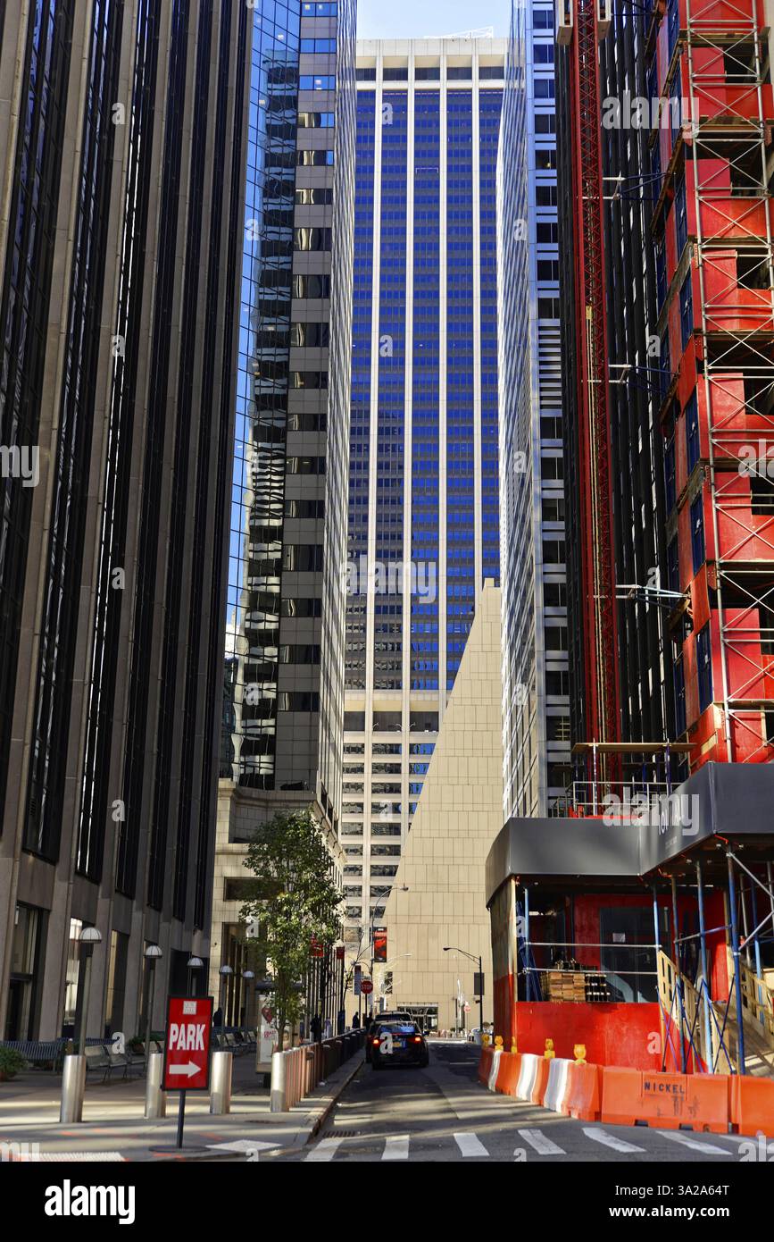 Manhattan, New York, USA, Vereinigte Staaten von Amerika, Nordamerika, Stadtblick mit hohen modernen Gebäuden und einer Straße dazwischen, Nordamerika Stockfoto