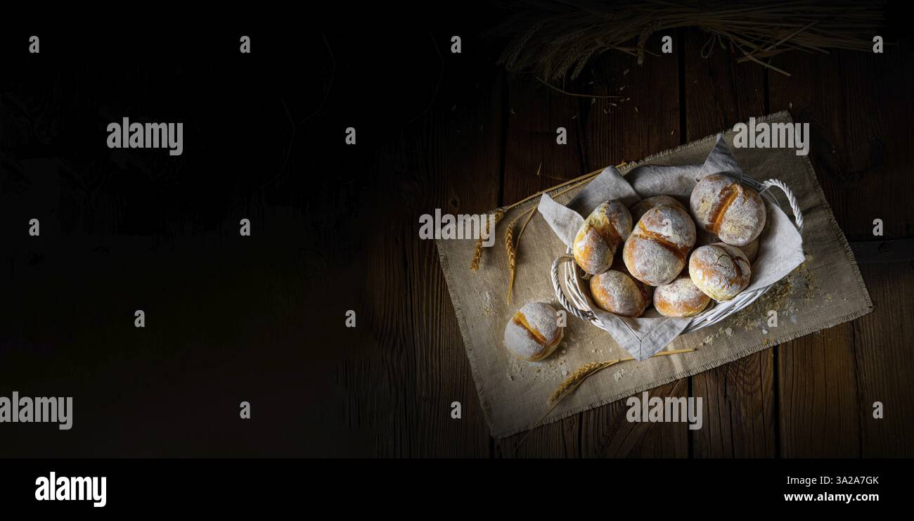 Hausgemachte Weizenbrötchen zum Frühstück Stockfoto