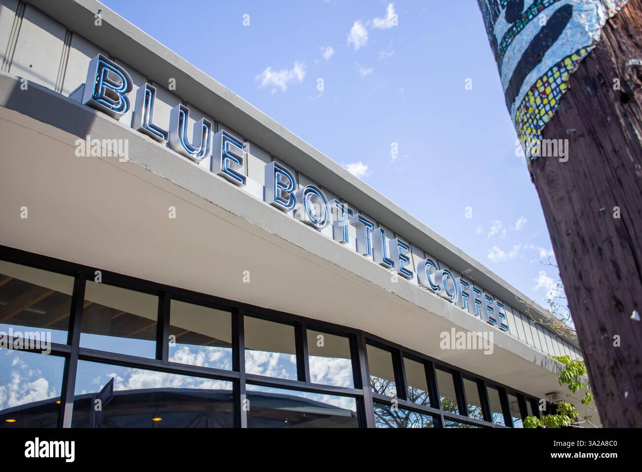 Los Angeles, Kalifornien, USA - 19.04.2019: Ein Ladenschild für die Kaffeekette Blue Bottle Coffee. Stockfoto
