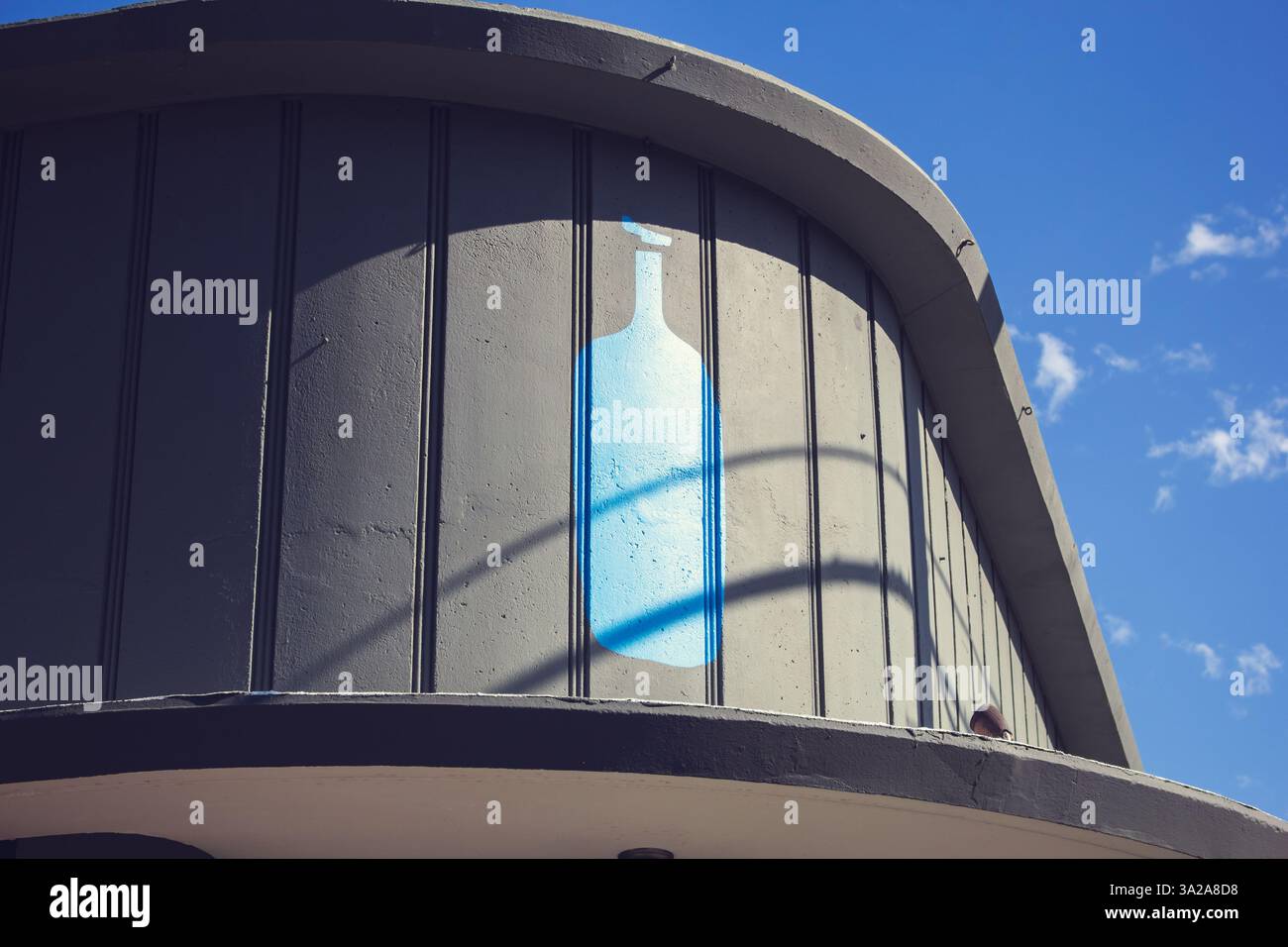 Los Angeles, Kalifornien, USA - 19.04.2019: Ein Ladenschild für die Kaffeekette Blue Bottle Coffee. Stockfoto