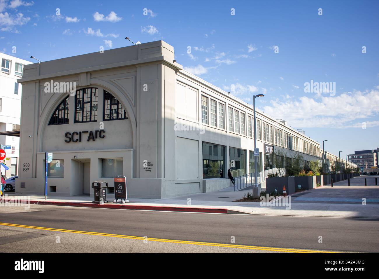 Los Angeles, Kalifornien, USA - 19. April 2019: Das Gebäude für SCI-Arc, eine unabhängige Architekturschule im LA Arts District. Stockfoto