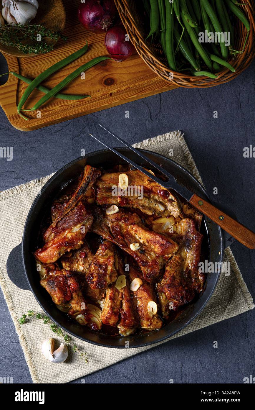 Herzhafte Schweinerippchen mit Knoblauch und Grillsoße Stockfoto
