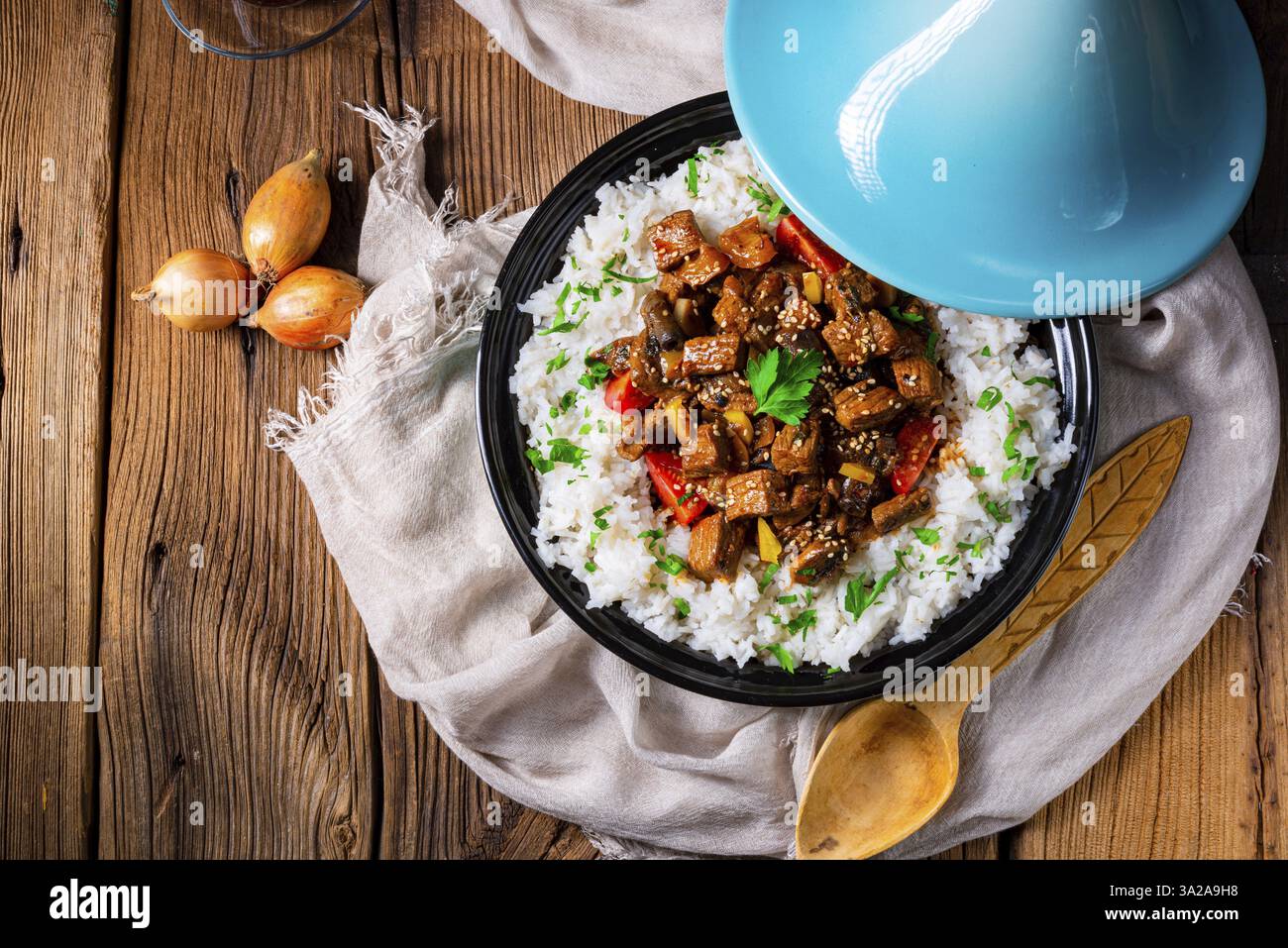 Tajin-Rindereintopf mit Reis, Paprika und Sesamsamen Stockfoto