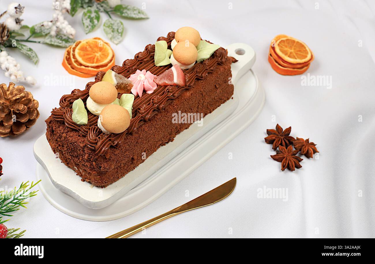 Hausgemachtes Winterdessert, Stollen oder Strudel mit süßer Sahnefüllung, Nüssen, Zimt und Mohn. Konzept für Urlaubsbäckerei, saisonale Leckereien und Stockfoto