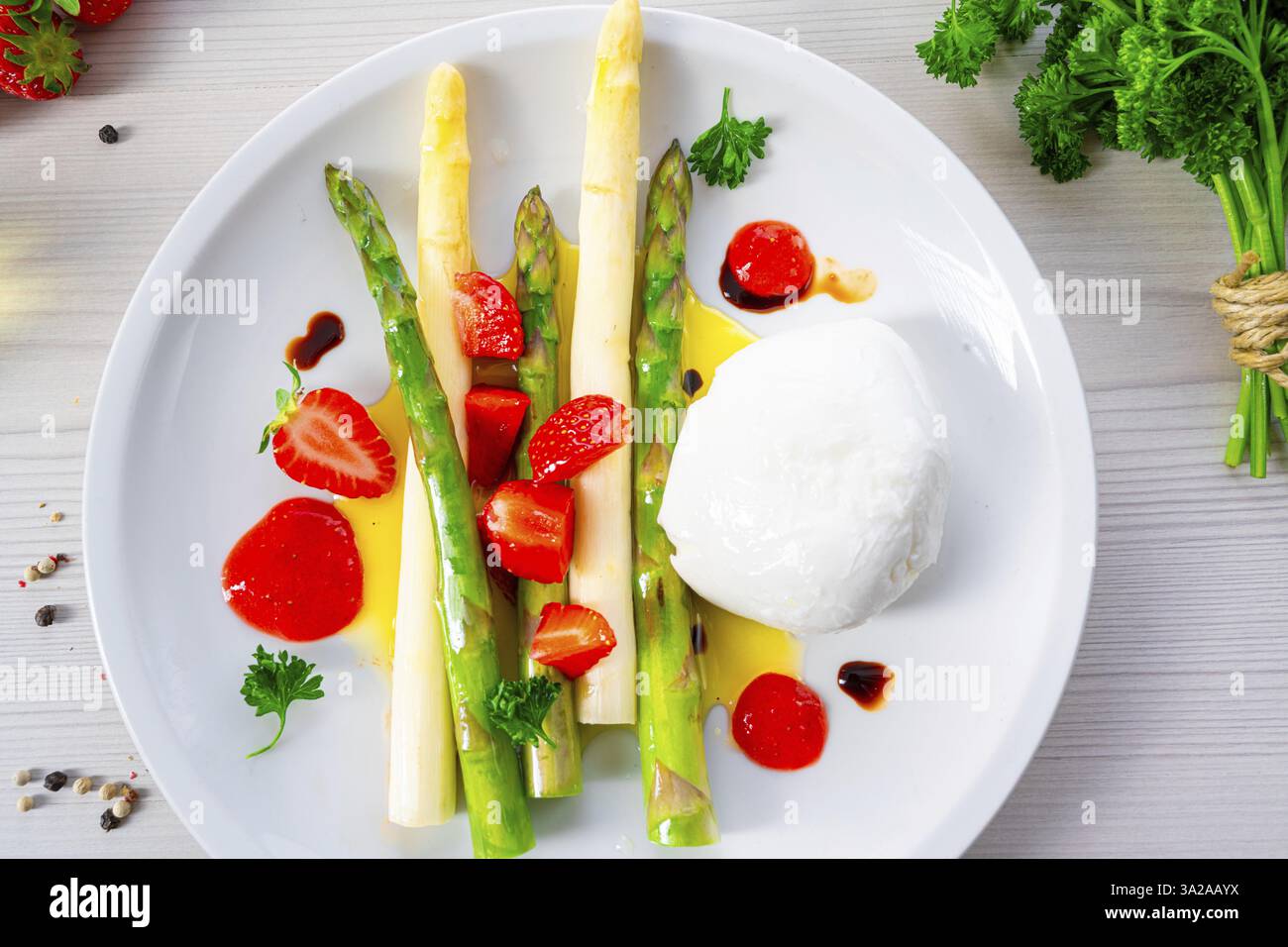 Burrata-Käse mit Spargel und Erdbeeren Stockfoto