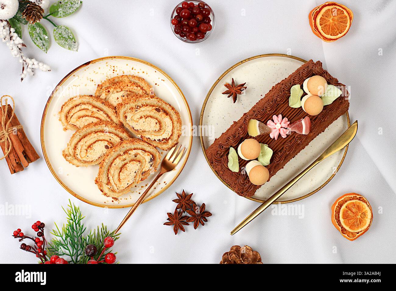 Hausgemachtes Winterdessert, Stollen oder Strudel mit süßer Sahnefüllung, Nüssen, Zimt und Mohn. Konzept für Urlaubsbäckerei, saisonale Leckereien und Stockfoto