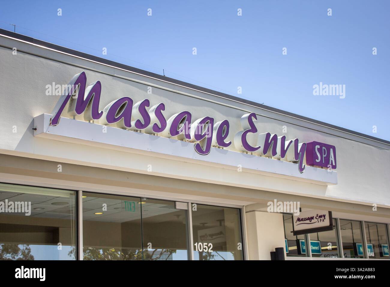 Newport Beach, Kalifornien, USA- 22.04.2019: Blick auf ein Ladenschild für Massage Envy. Stockfoto