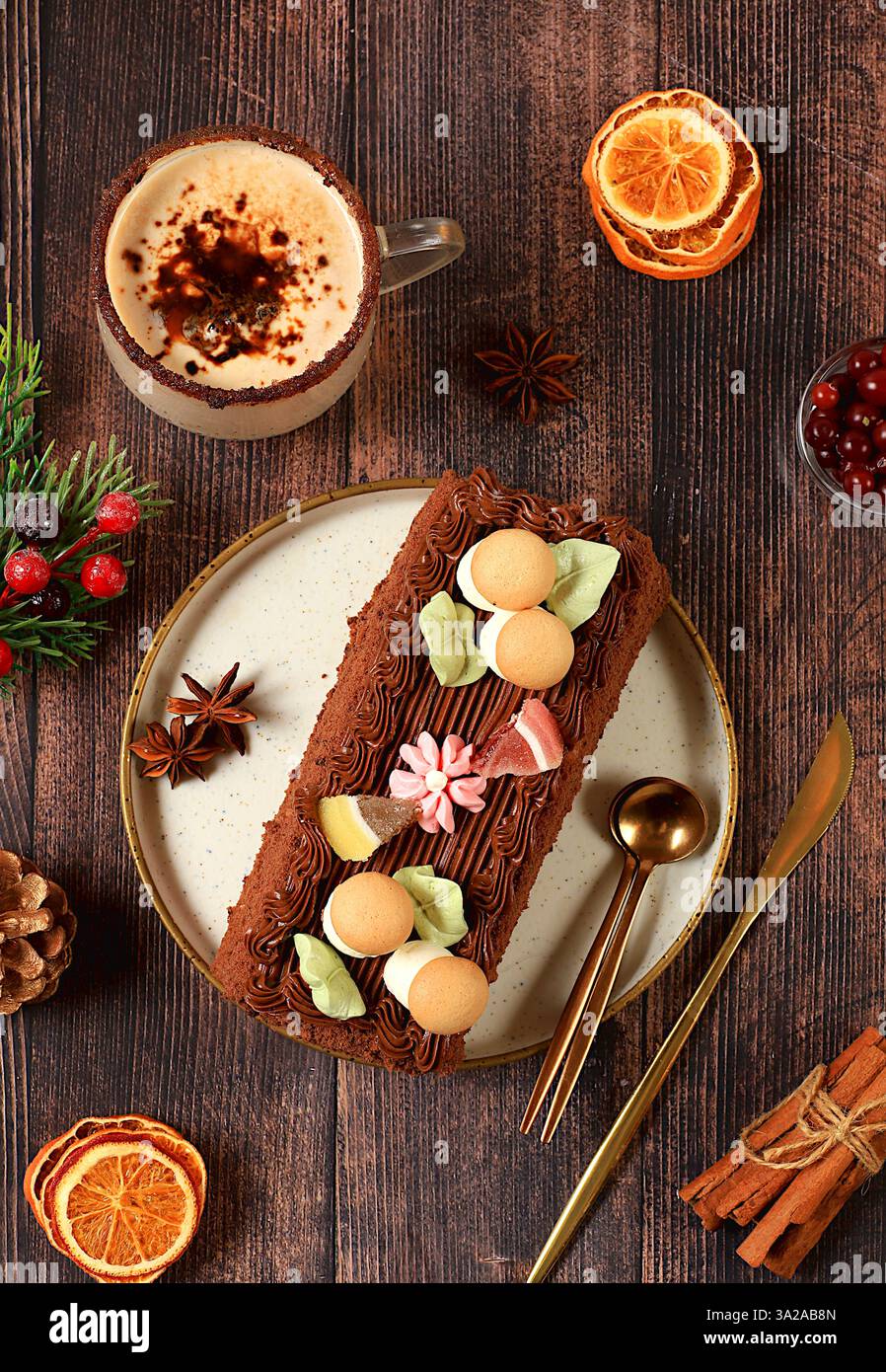Hausgemachtes Winterdessert, Stollen oder Strudel mit süßer Sahnefüllung, Nüssen, Zimt und Eierlikör. Konzept für Urlaubsbäckerei, saisonale Leckereien und Café Stockfoto