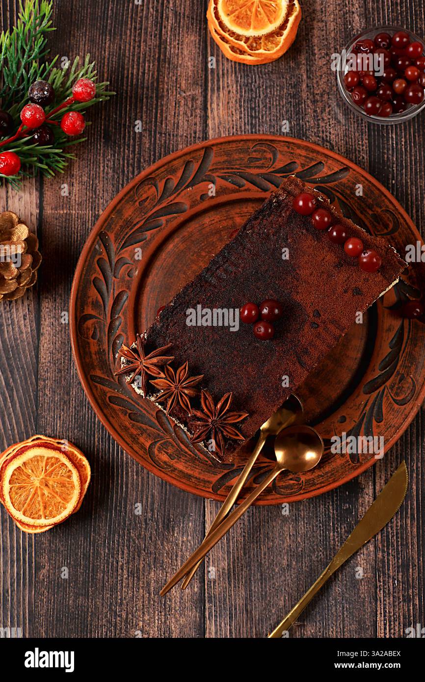 Hausgemachtes Winterdessert, Tiramisu mit süßer Sahnefüllung, Nüssen, Zimt und Preiselbeeren. Konzept für Urlaubsbäckerei, saisonale Leckereien und Café-Adver Stockfoto