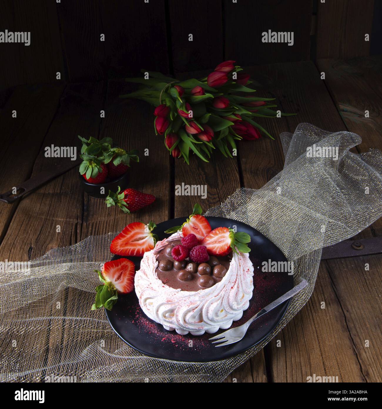 Helles pawlova mit frischem Obst und Schokolade Stockfoto