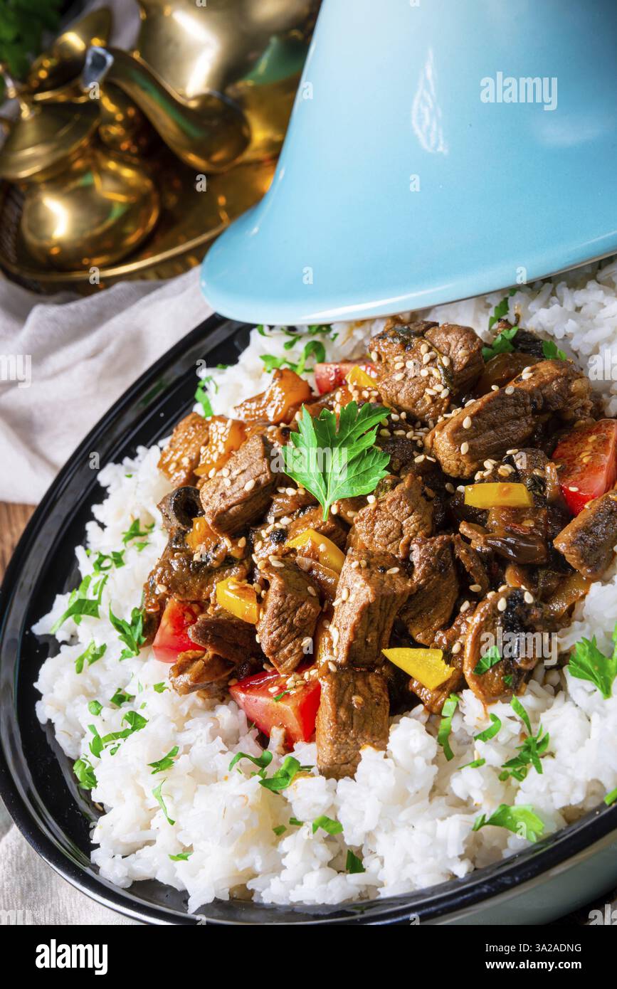 Tajin-Rindereintopf mit Reis, Paprika und Sesamsamen Stockfoto