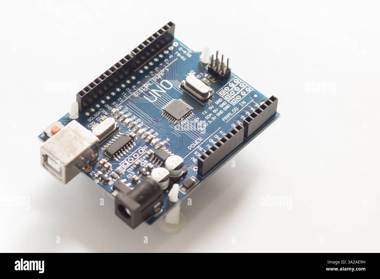 Programmierplatine von Arduino UNO in blauer Farbe isoliert auf weißem Hintergrund Stockfoto