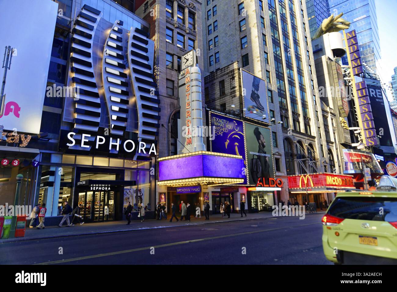 Manhattan, New York City, New York, USA, Nordamerika, Blick auf die Stadt mit Geschäften wie Sephora und Madame Tussauds an einer Hauptstraße, Nordamerika Stockfoto