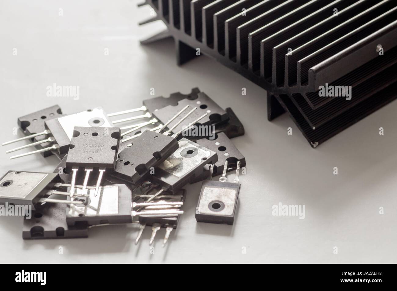 Halbleiter-Silizium-Transistoren und mosfets auf einem leistungsstarken Strahler Stockfoto