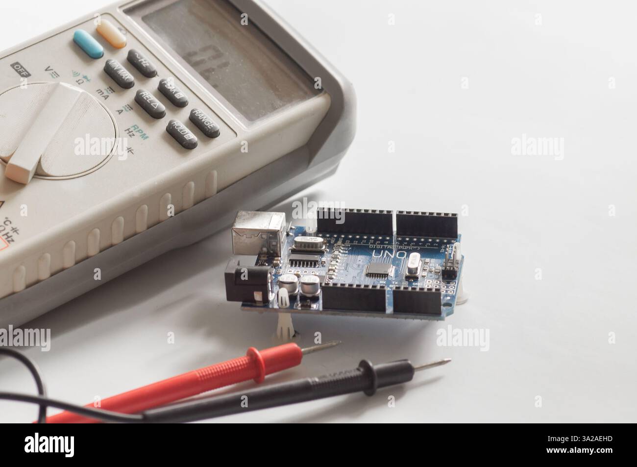 Multimeter-Tastköpfe und arduino uno Stockfoto