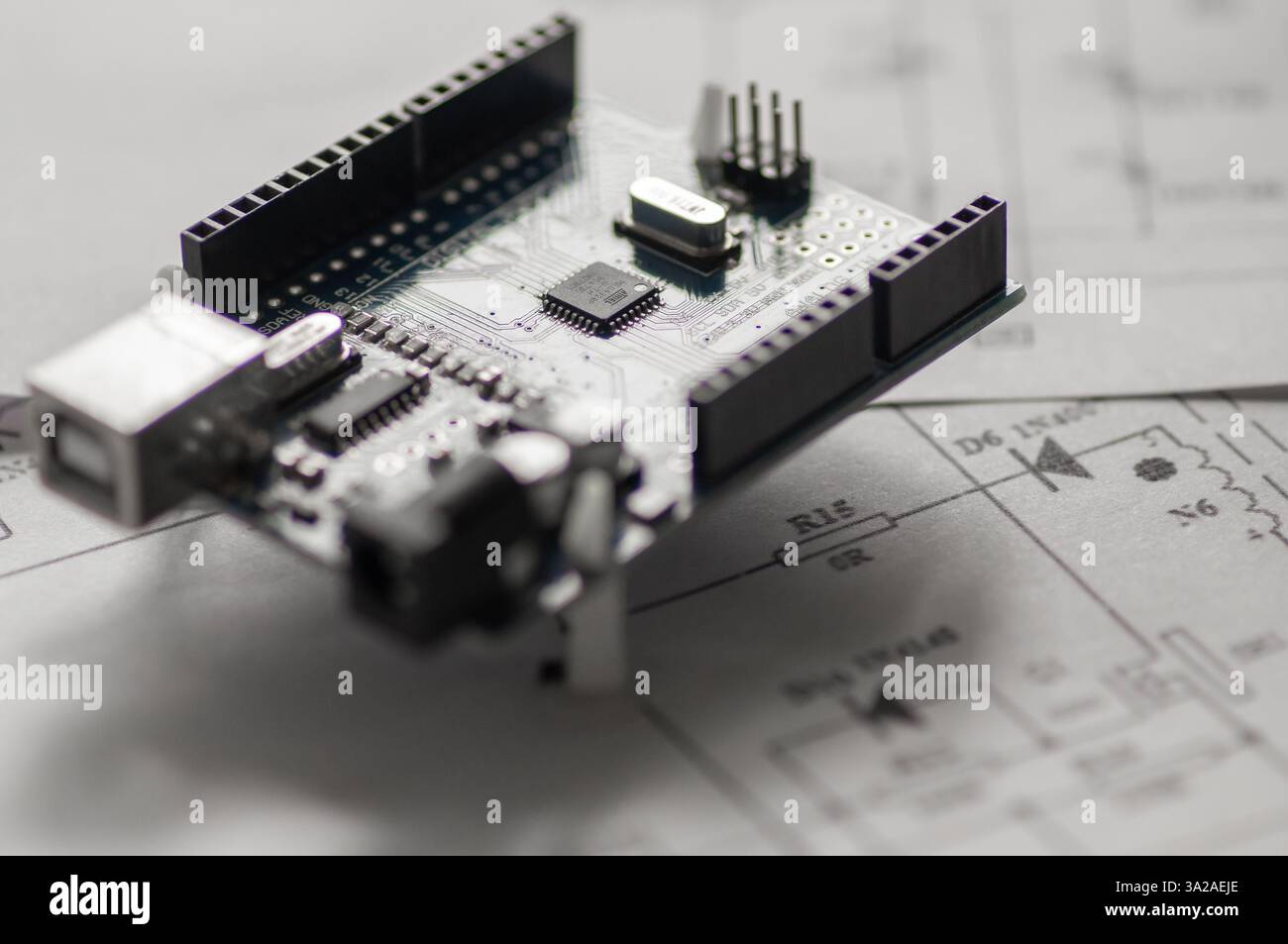 Programmierplatine von Arduino UNO in blauer Farbe isoliert auf weißem Hintergrund Stockfoto