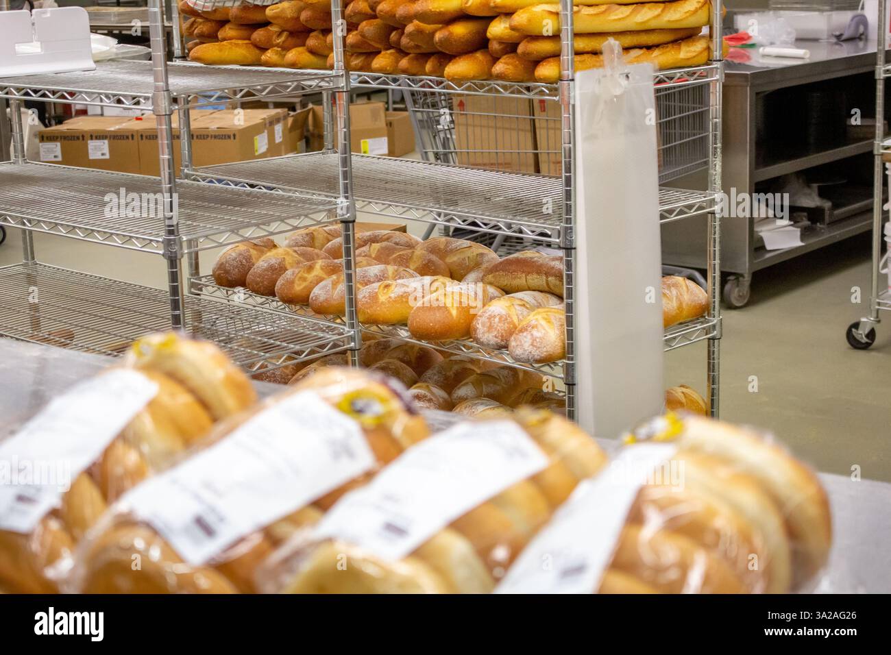 Issaquah, Washington, USA - 27. April 2019: Ein Blick auf ein Regal voller frisch gebackener Brotlaibe, in der Bäckerei eines lokalen Costco. Stockfoto