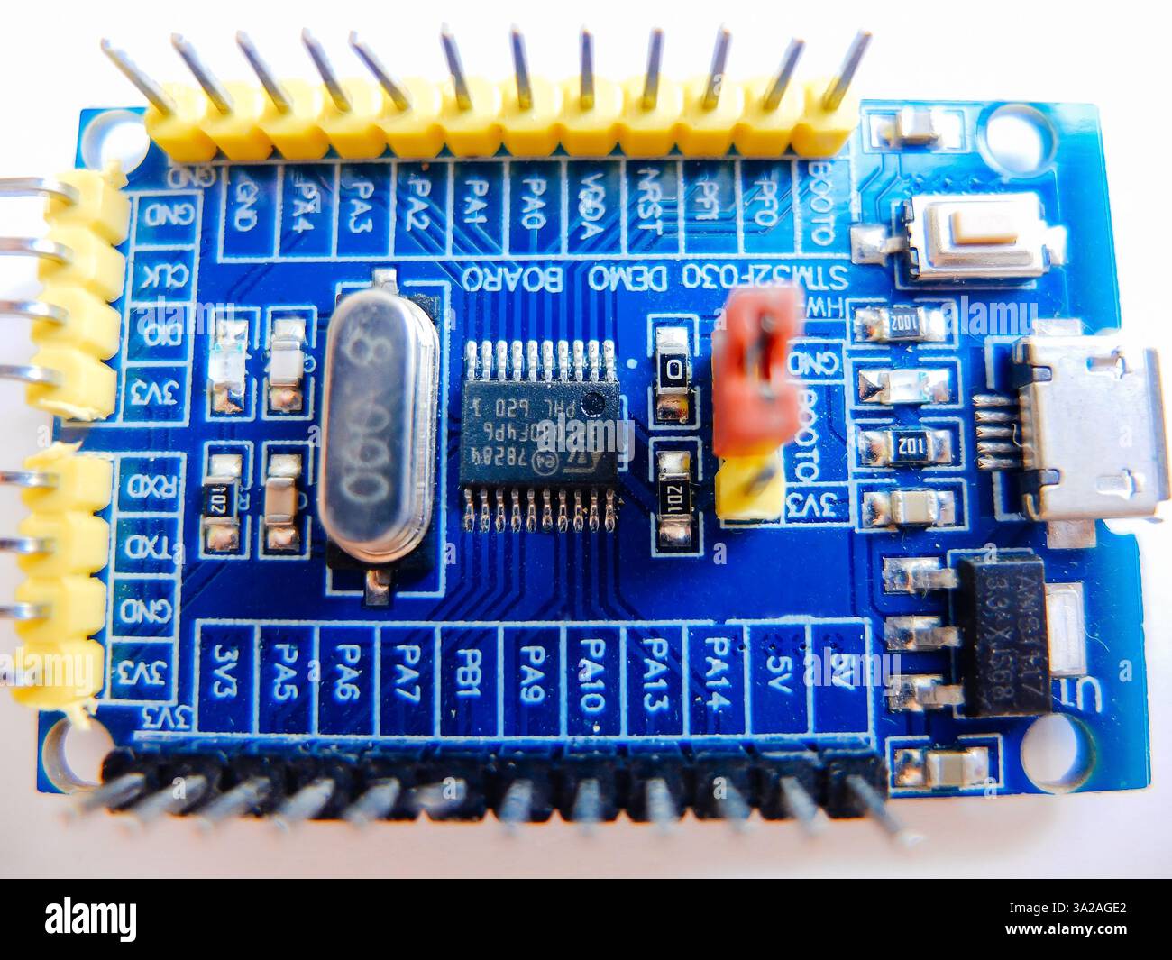 Programmierplatine von Arduino UNO in blauer Farbe isoliert auf weißem Hintergrund Stockfoto