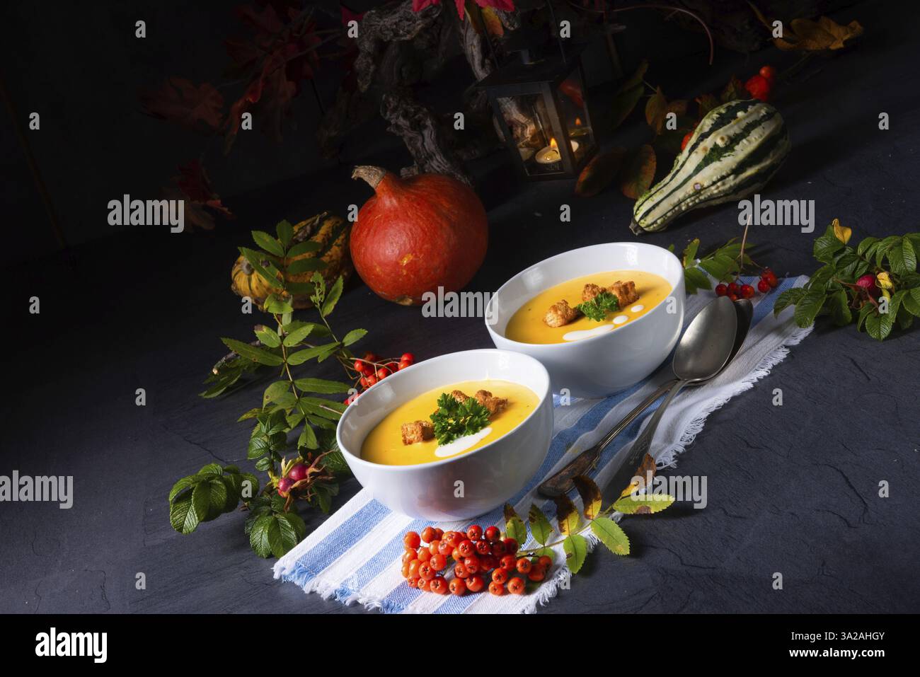 Köstliche Kürbissuppe mit Croutons und Kokosmilch Stockfoto