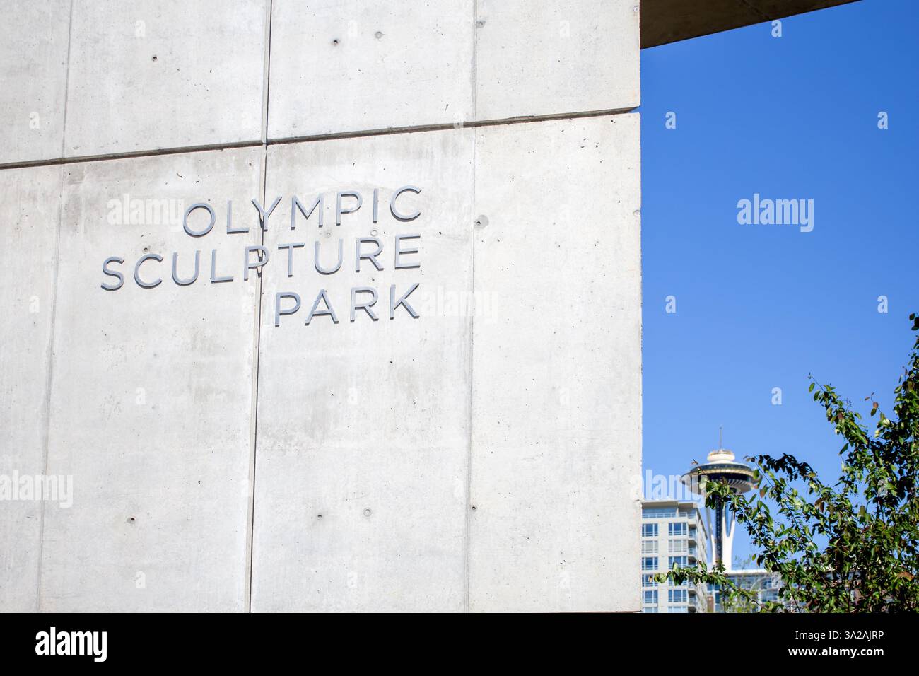 Seattle, Washington, Vereinigte Staaten - 29. April 2019: Blick auf ein Schild für den Olympic Sculpture Park mit der Space Needle im Hintergrund. Stockfoto