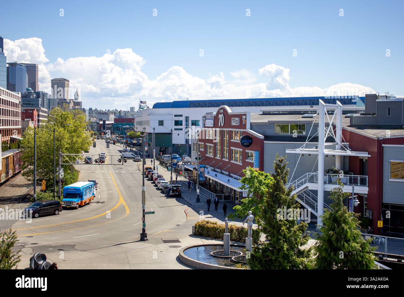 Seattle, Washington, Vereinigte Staaten - 29.04.2019: Blick auf den Alaskan Way mit Pier 70. Stockfoto
