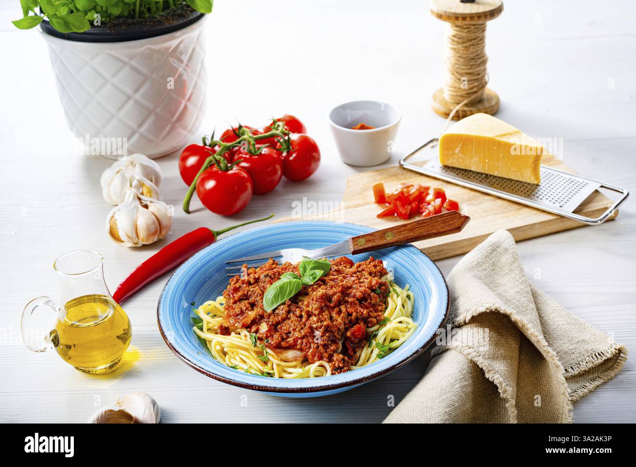 Köstliche Spaghetti-Bolognese auf weißem Hintergrund Stockfoto