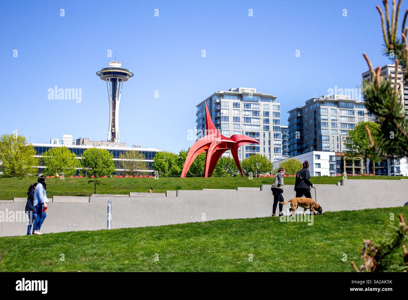 Seattle, Washington, Vereinigte Staaten - 29.04.2019: Ein Blick auf die Menschen, die die Kunstinstallationen und die malerische Aussicht im Olympic Sculpture Park genießen. Stockfoto