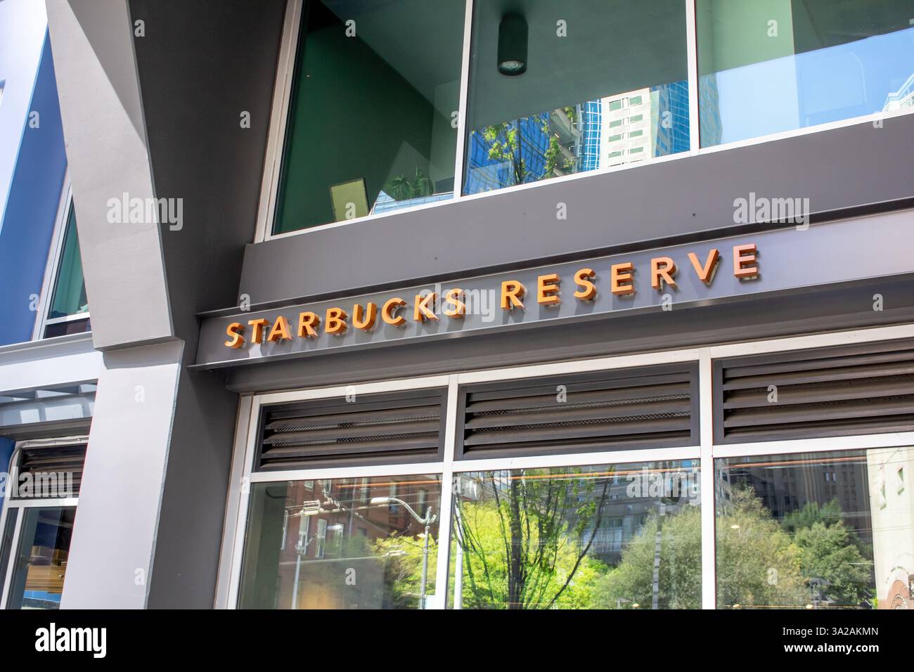 Seattle, Washington, USA - 29.04.2019: Ein Ladenschild für Starbucks Reserve. Stockfoto