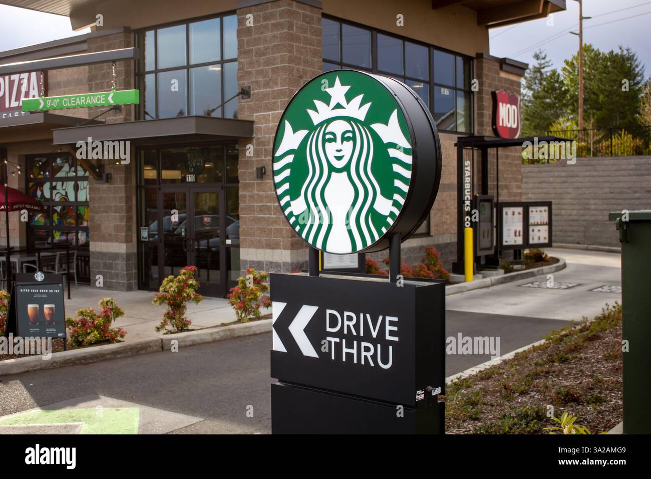 Snoqualmie, Washington, USA - 29.04.2019: Blick auf das Starbucks Logo am Drive Thru Eingang. Stockfoto