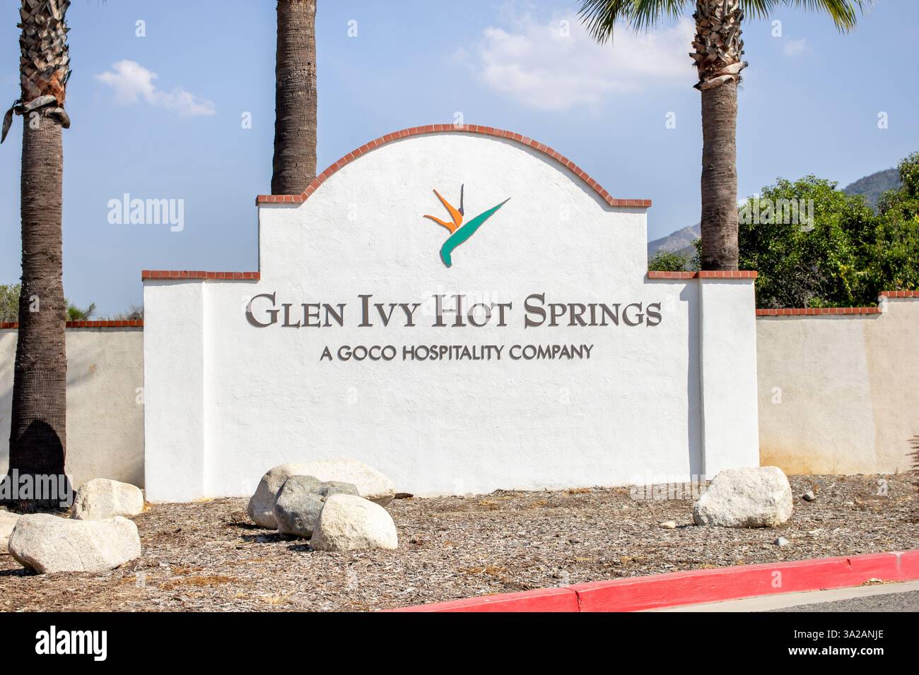 Corona, Kalifornien, USA - 14. Mai 2019: Blick auf ein Straßenschild für Glen Ivy Hot Springs. Stockfoto