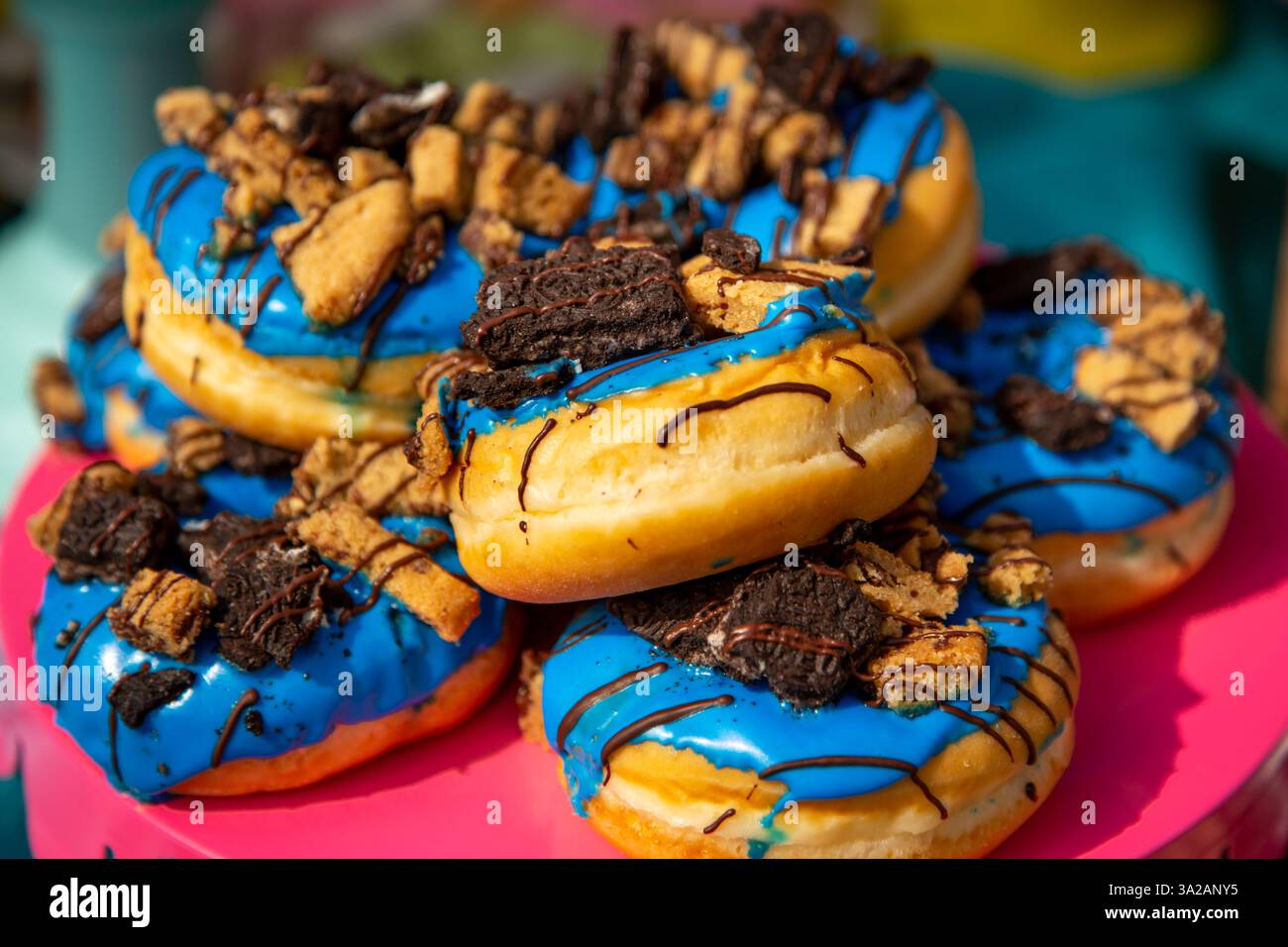 Los Angeles, Kalifornien, USA - 15.05.2019: Ein Blick auf einen Haufen von Mini-Donuts mit dem Thema Cookie Monster. Stockfoto