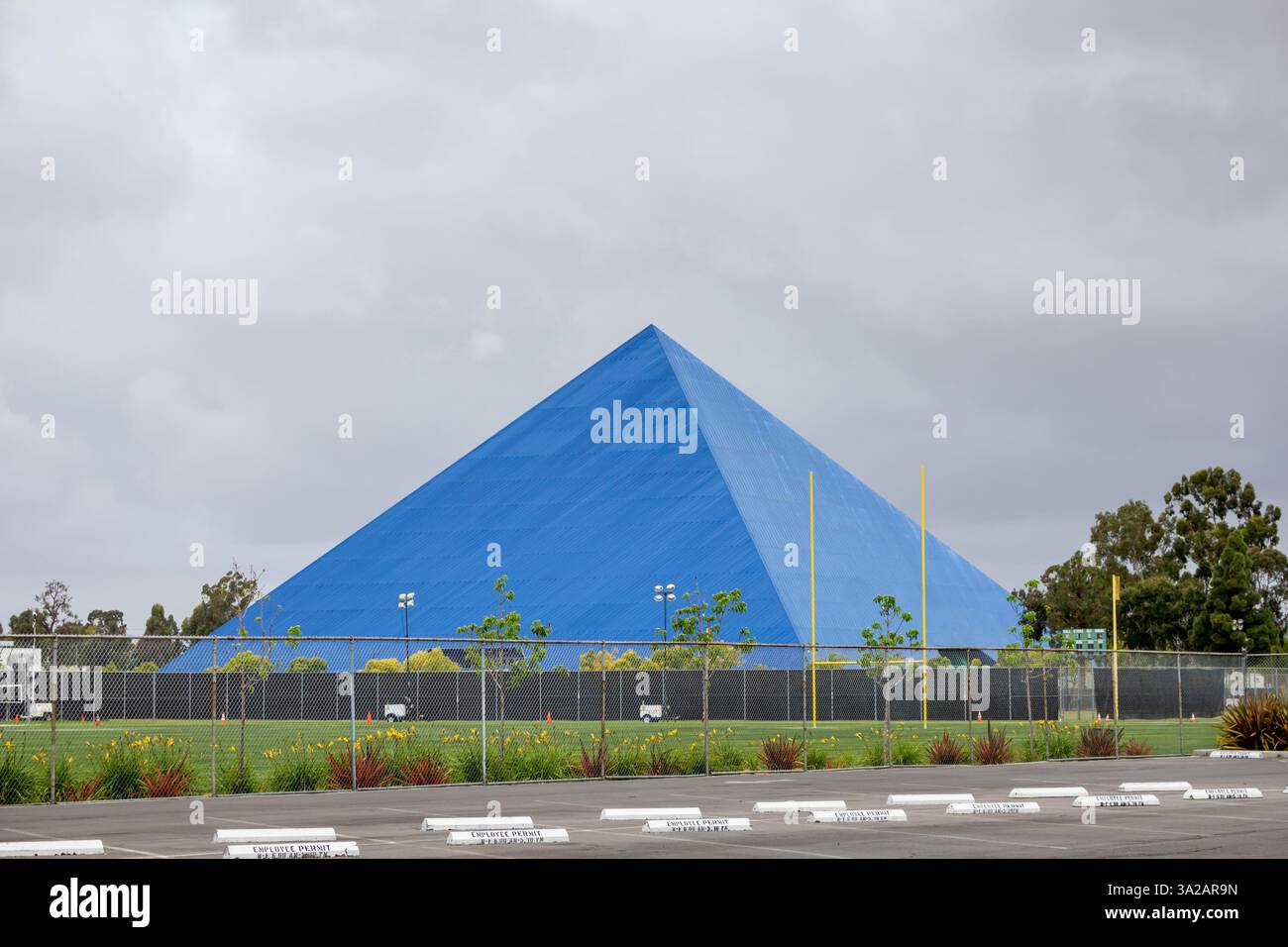 Long Beach, Kalifornien, USA - 04-03-2019: Eine weite Aufnahme der Walter Pyramid an der California State University Long Beach. Stockfoto