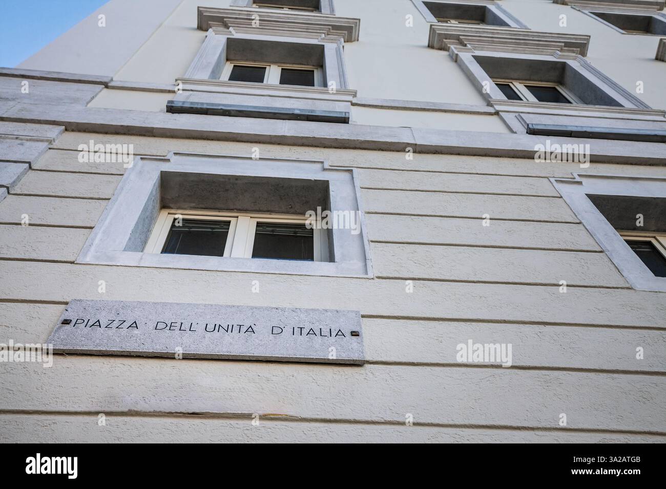 Straßenschild der Piazza dell Unita d Italia (Platz der italienischen Einheit), dem Hauptplatz in Triest, Italien, bekannt als Europas größter Platz am Meer, showca Stockfoto