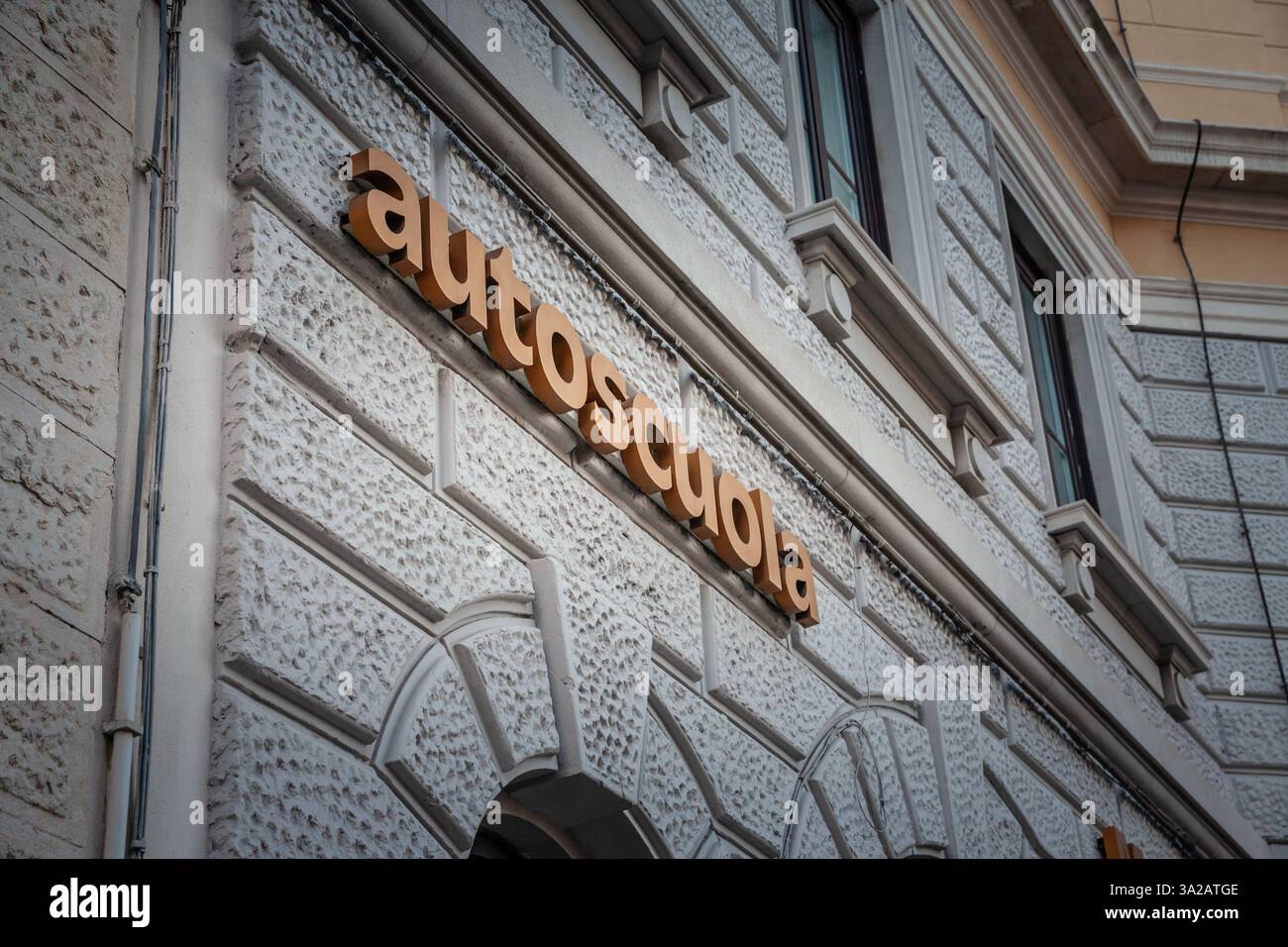 Fassade einer italienischen Autoscuola (Fahrschule auf italienisch) in Triest, Italien, unterstreicht die Bedeutung der Fahrausbildung für einen italienischen Fahrer Stockfoto