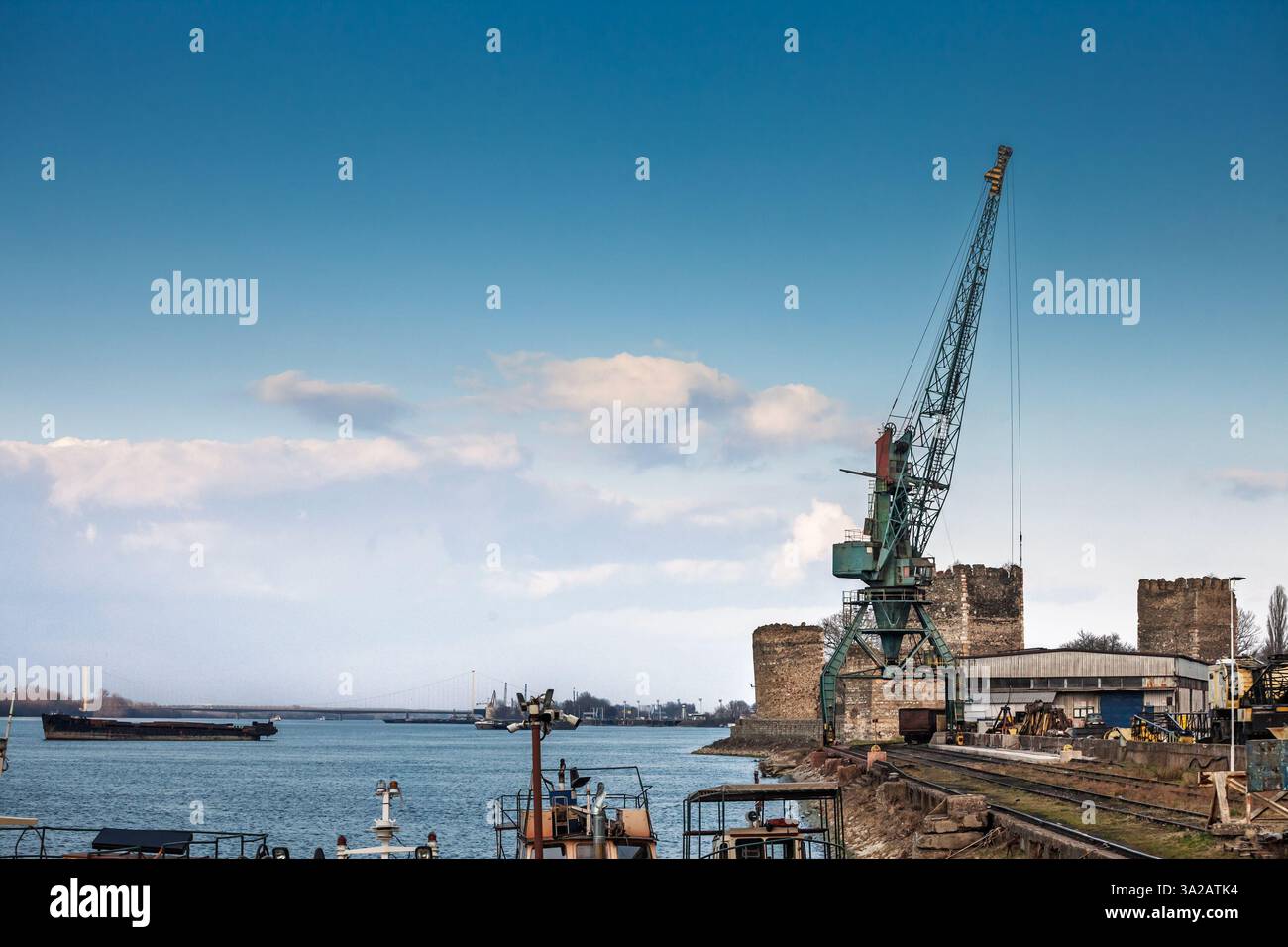 Panorama der rostenden Industriekräne und der verfallenen Infrastruktur am Flusshafen in Smederevo, Serbien, unter Berücksichtigung des postindustriellen wirtschaftlichen Rückgangs Stockfoto