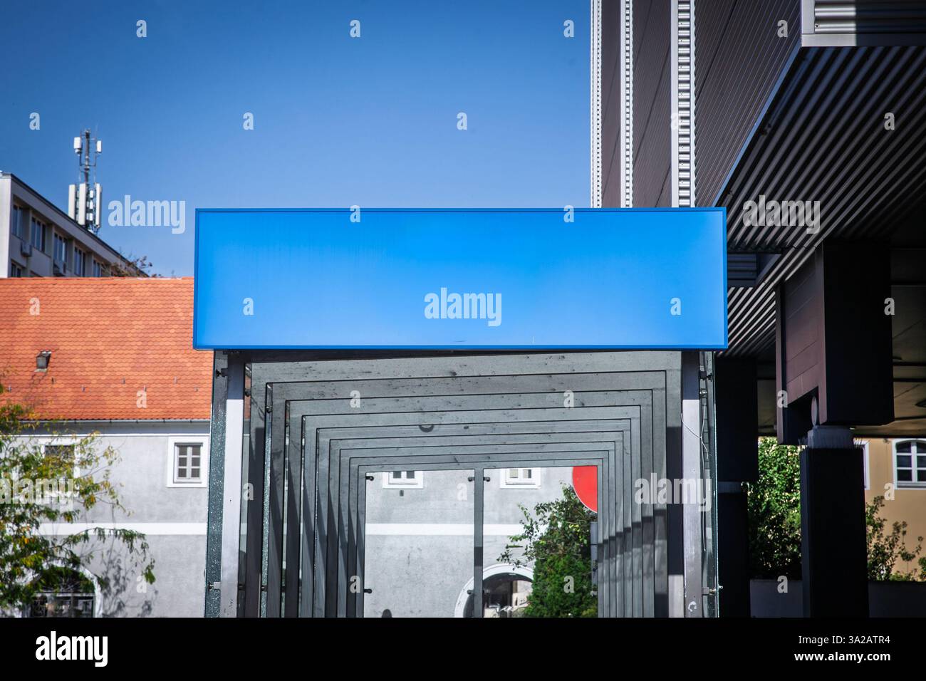 Leeres leeres rechteckiges blaues Ladenschild in einem Geschäft in Kroatien, leer und bereit für individuelle Werbung oder Business-Branding. Stockfoto