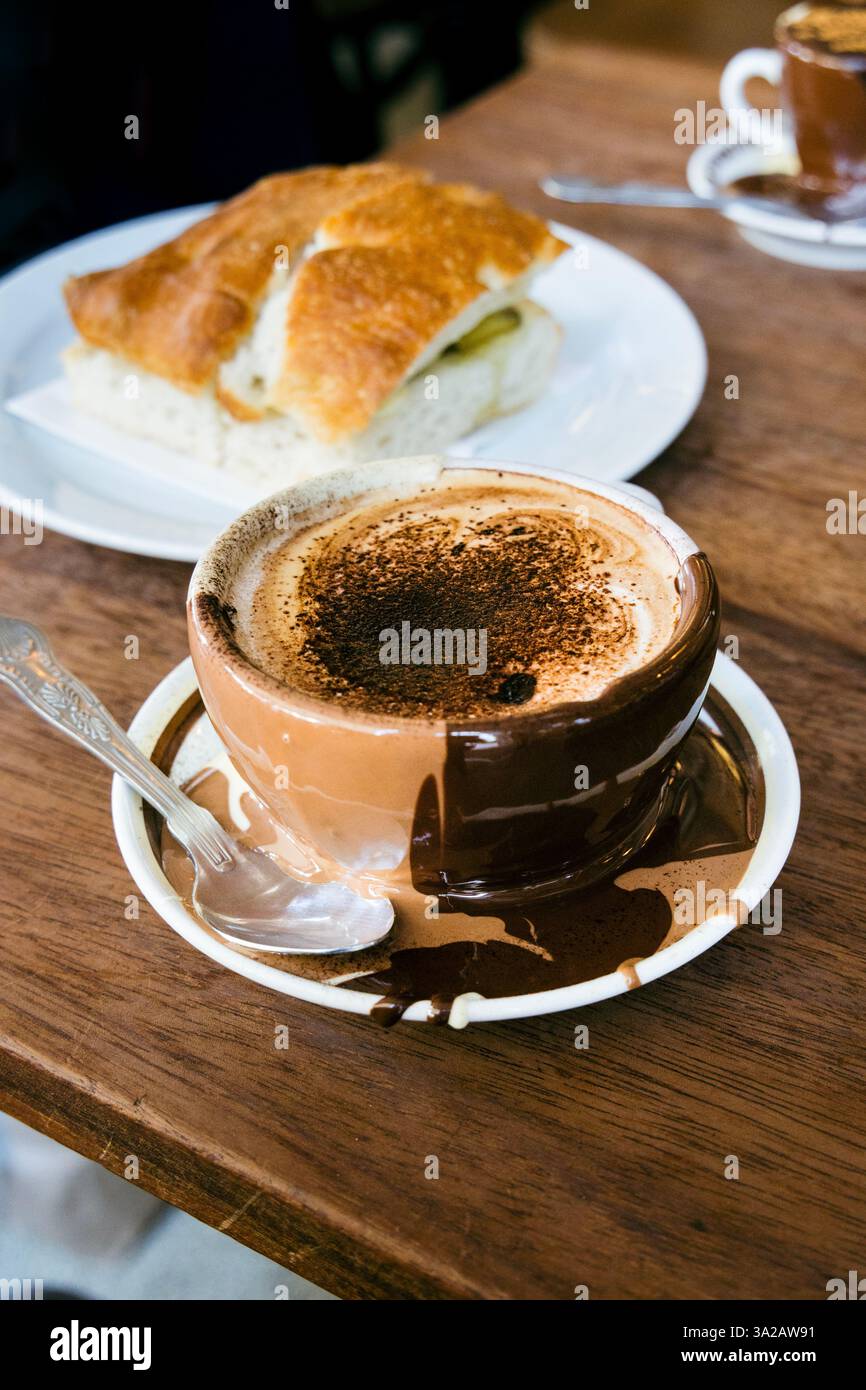 Mokkakaffee mit geschmolzener Schokolade im italienischen Bear Chocolate, Tottenham Court Road, London, England Stockfoto