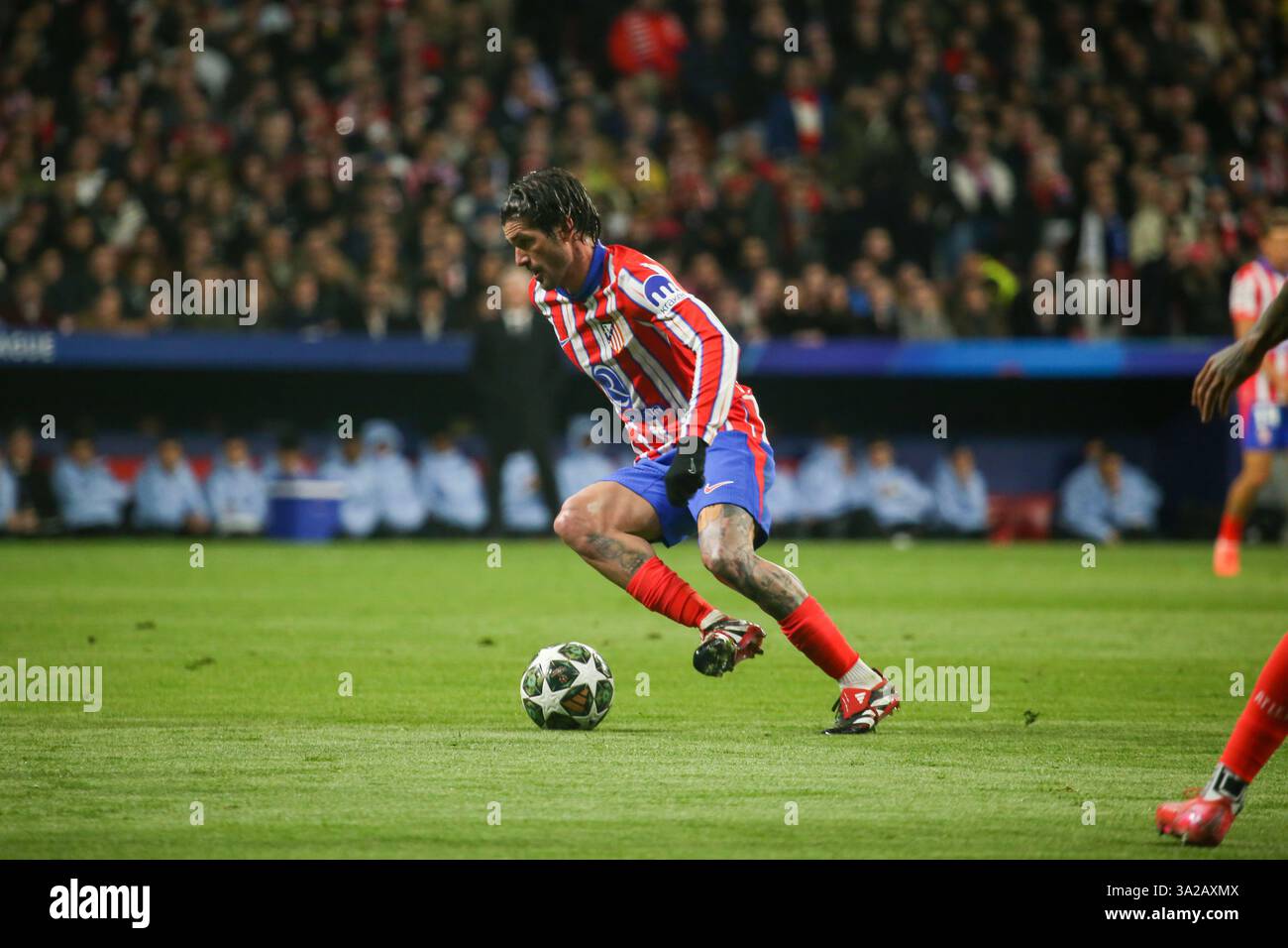 Madrid, Spanien, 12. März 2025: Rodrigo de Paul (5) von Atlético de Madrid mit dem Ball während des Achtelfinales der UEFA Champions League 2024-25, das zweite Legspiel zwischen Atlético de Madrid und Real Madrid am 12. März 2025 im Riyadh Air Metropolitano Stadium in Madrid, Spanien. Quelle: Alberto Brevers / Alamy Live News. Stockfoto