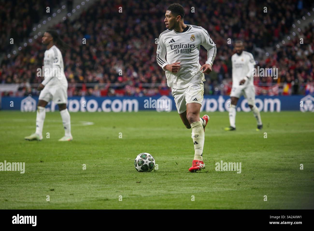 Madrid, Spanien, 12. März 2025: Jude Bellingham (5) von Real Madrid spielt mit dem Ball im Achtelfinale der UEFA Champions League 2024-25, dem zweiten Legspiel zwischen Atlético de Madrid und Real Madrid am 12. März 2025, im Riad Air Metropolitano Stadium in Madrid. Quelle: Alberto Brevers / Alamy Live News. Stockfoto