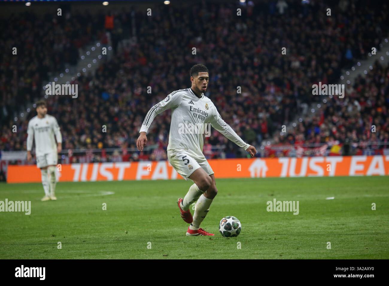 Madrid, Spanien, 12. März 2025: Jude Bellingham (5) von Real Madrid mit dem Ball im Achtelfinale der UEFA Champions League 2024-25, das zweite Legspiel zwischen Atlético de Madrid und Real Madrid am 12. März 2025 im Riyadh Air Metropolitano Stadium in Madrid, Spanien. Quelle: Alberto Brevers / Alamy Live News. Stockfoto