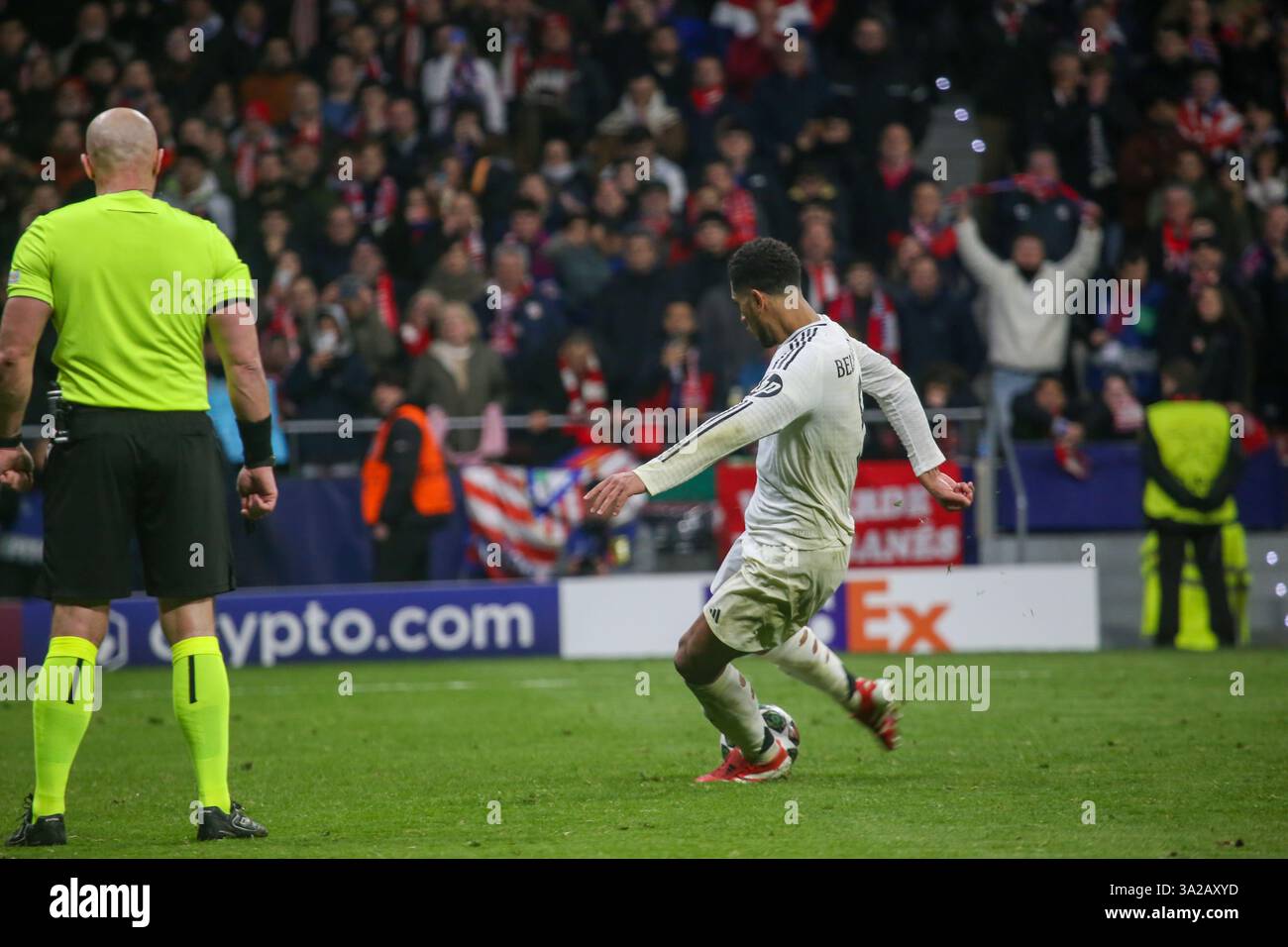 Madrid, Spanien, 12. März 2025: Jude Bellingham (5) von Real Madrid wird beim zweiten Legspiel der UEFA Champions League 2024-25 zwischen Atlético de Madrid und Real Madrid am 12. März 2025 im Riyadh Air Metropolitano Stadium in Madrid, Spanien, einen Elfmeterschießen. Quelle: Alberto Brevers / Alamy Live News. Stockfoto