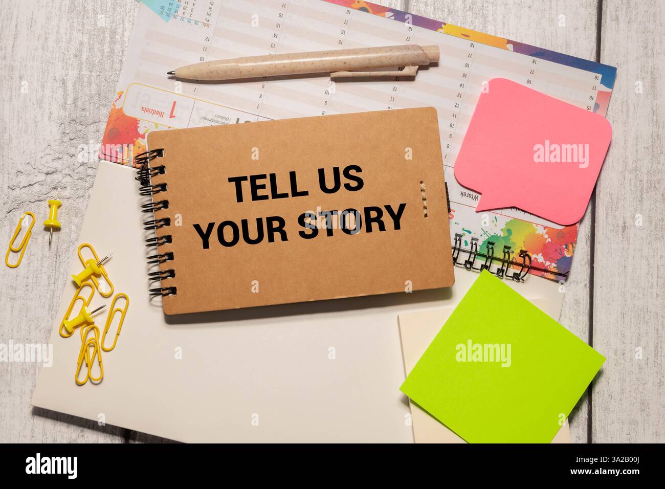 Der Text ERZÄHLT uns, DASS IHRE GESCHICHTE hinter zerrissenem braunem Papier erscheint Stockfoto
