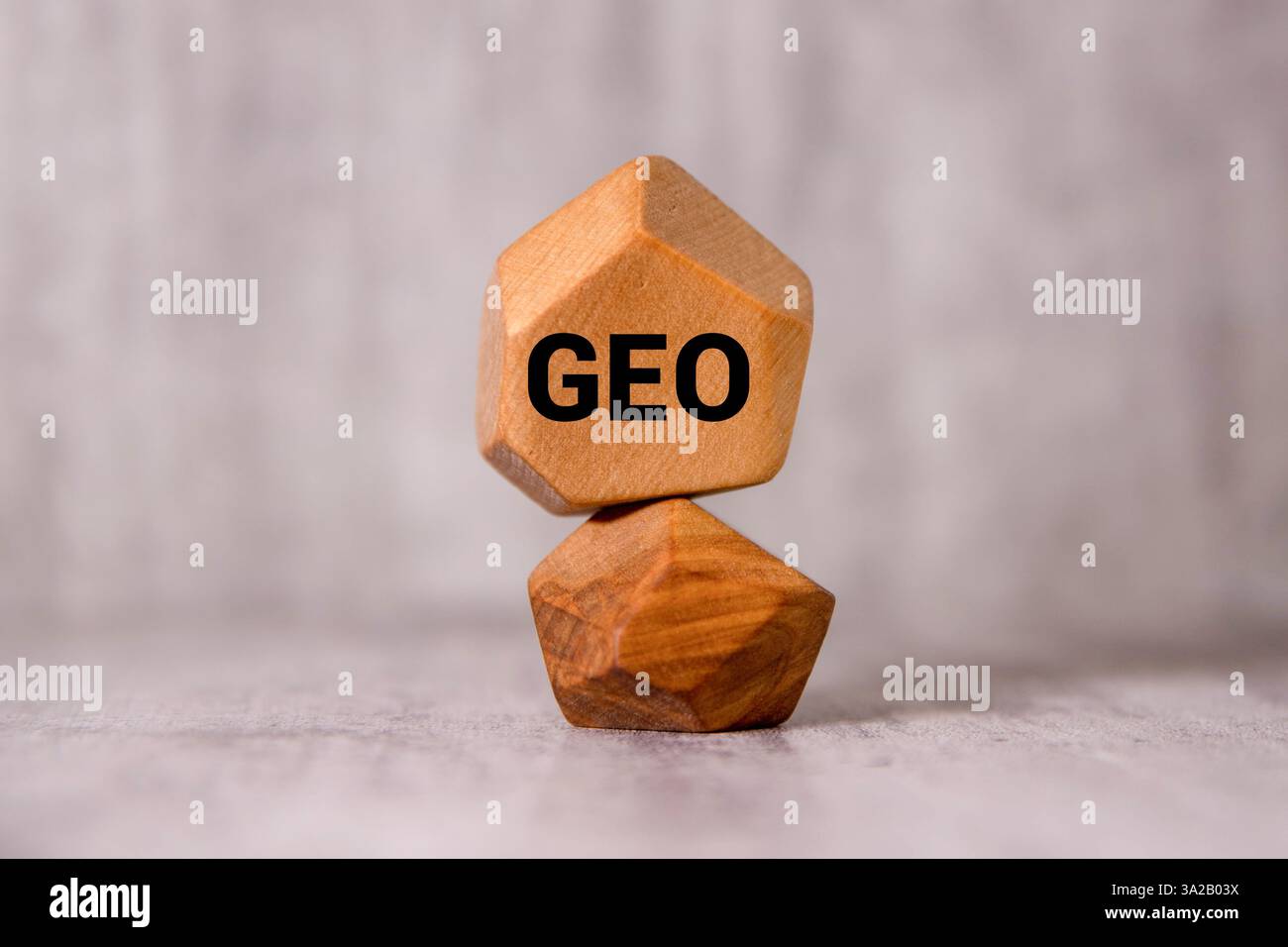 GEO-WORT. Text auf Holzblöcken auf hölzernem Hintergrund. Stockfoto