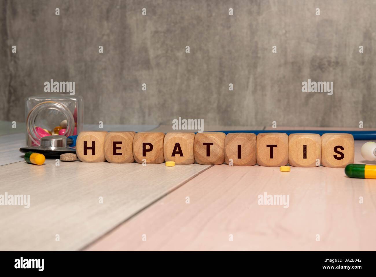 Person mit gelber Maske, darunter steht das Wort Hepatitis B. Das Bild hat einen seriösen und informativen Ton Stockfoto