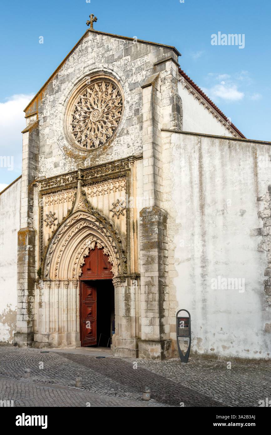 Santarém, Portugal - 20. März 2024: Hauptfassade der Kirche unserer Lieben Frau von Gnade in Santarém, Portugal. Stockfoto
